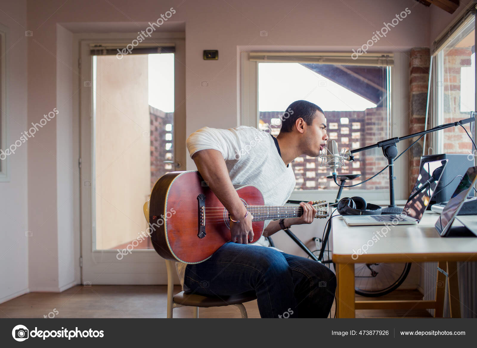 Homem Aprendendo Música Online Foto de Stock - Imagem de