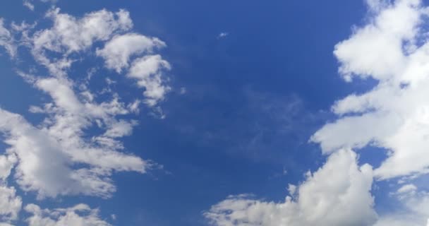 夏や春の日には雲の気候や太陽の光が降り注ぐ空 — ストック動画