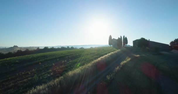 Vista aérea de la campiña de colores en Toscana. El sol se pone en horizonte.Cielo azul, colina verde, campo agrícola e iglesia abandonada con viaje fuera de la carretera. — Vídeos de Stock