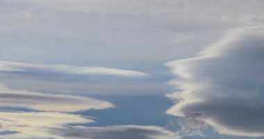 Beyaz bulutlu güzel mavi gökyüzü, hoş rüzgarlar tarafından hareket ettirildi. Bulutlu hava ve güneş, yaz ya da bahar günlerinde.