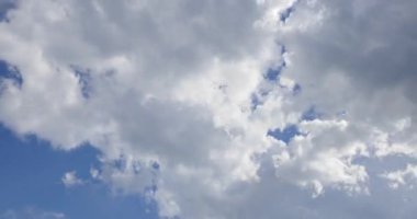 Beyaz bulutlu güzel mavi gökyüzü, hoş rüzgarlar tarafından hareket ettirildi. Bulutlu hava ve güneş, yaz ya da bahar günlerinde.