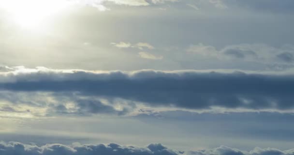 Time lapse οριζόντια σύννεφα κινούνται, καλό καιρό ανέμου. Time lapse of blue sky background with cloud layer, cirrus ριγέ σύννεφα και ήλιος, ακτίνες του ήλιου στο παρασκήνιο — Αρχείο Βίντεο