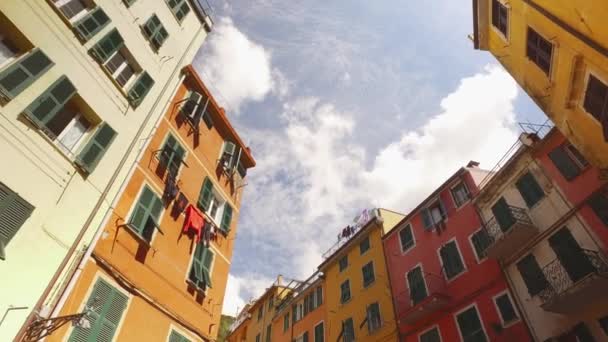Promenade dans une ancienne rue étroite des Cinque Terre. Vieille ville, architecture, maisons de couleur, ruelles étroites en été. — Video