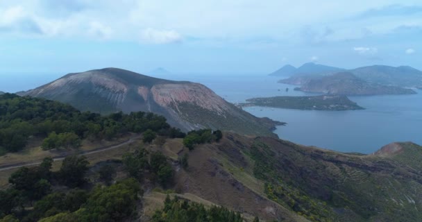 Vista aérea de un hermoso paisaje, mar, islas, ladera verde de la montaña en un viaje de verano. Punto de vista Drone de la costa de Sicilia en un día soleado. — Vídeo de stock