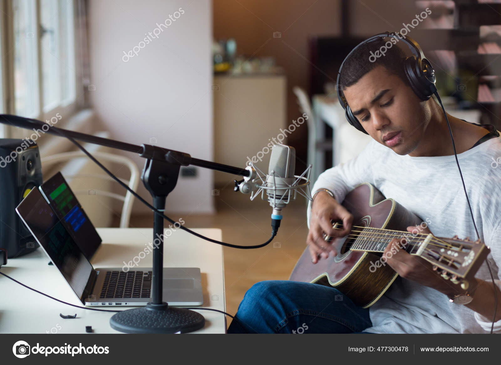 Homem Aprendendo Música Online Foto de Stock - Imagem de