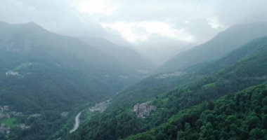 Yeşil Vadi 'nin havadan görünüşü. Nehir dağları aşıyor. Arka planda bulutlu dağ aralığı.