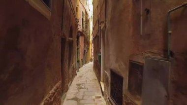 Cinque Terre 'de taş yolu olan eski dar bir sokakta yürüyorum. Eski şehir, mimari, renkli evler, yaz aylarında dar sokaklar..