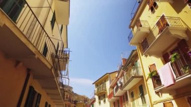 Cinque Terre 'de eski dar bir sokakta yürüyorum. Eski şehir, mimari, renkli evler, yaz aylarında dar sokaklar..