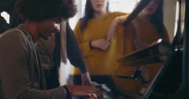 Gruppo di amici che suonano il pianoforte e cantano insieme. Giovani che esercitano il canto e suonano per la performance — Video Stock