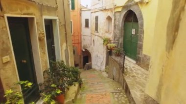 Cinque Terre 'de taş yolu olan eski dar bir sokakta yürüyorum. Eski şehir, mimari, renkli evler, yaz aylarında dar sokaklar..