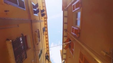 Cinque Terre 'de eski dar bir sokakta yürüyorum. Eski şehir, mimari, renkli evler, yaz aylarında dar sokaklar..