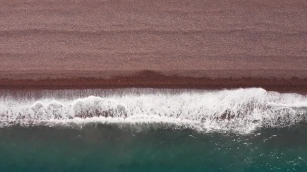 Vista aérea de las puestas de sol sobre el mar.Hermosas olas marinas.Arena rosa natural y mar asombroso.Paisaje marino veraniego. Puestas de sol en la playa del océano Atlántico. Textura de agua. Vista superior de las fantásticas puestas de sol naturales — Vídeo de stock