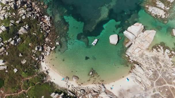 Αεροφωτογραφία της λευκής αμμουδιάς, της γαλάζιας θάλασσας, της θαλάσσιας βλάστησης, των κυμάτων, των δέντρων και των λευκών βράχων. αφηρημένη θάλασσα πράσινο αποχρώσεις κοραλλιογενή ύφαλο φόντο με βάρκα. Τροπικός κοραλλιογενής ύφαλος. — Αρχείο Βίντεο