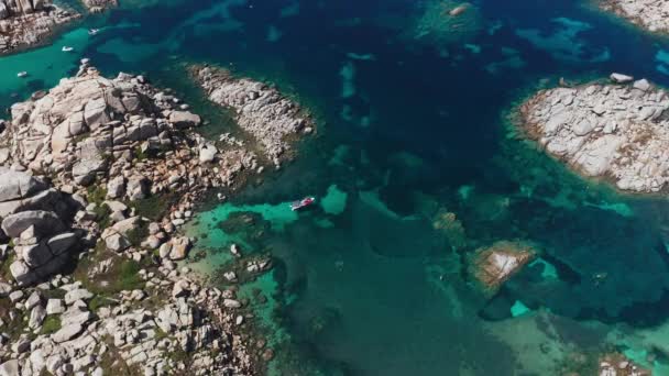 白色沙滩、蓝色大海、海洋植被、海浪、树木和白色岩石的空中景观。抽象的海绿色阴影珊瑚礁背景与船。热带珊瑚礁绿松石水质结构. — 图库视频影像