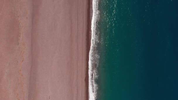 空中看日落，美丽的海浪，天然的粉红沙滩和迷人的大海，夏日的日落海景。大西洋海滩日落。水的质感美丽的自然落日的头像 — 图库视频影像