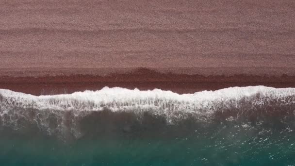 Vista aérea de las puestas de sol sobre el mar.Hermosas olas marinas.Arena rosa natural y mar asombroso.Paisaje marino veraniego. Puestas de sol en la playa del océano Atlántico. Textura de agua. Vista superior de las fantásticas puestas de sol naturales — Vídeo de stock