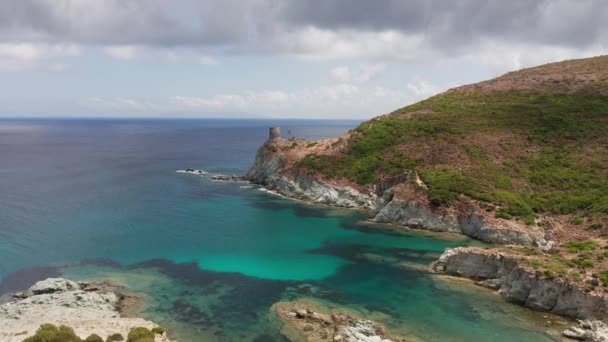 Vista aérea de la costa rocosa blanca con antigua torre de piedra antigua, faro, edificio. Azul, mar turquesa en un día soleado de verano con nubarras.Vegetación marina verde en la costa.No personas, belleza de la naturaleza — Vídeos de Stock