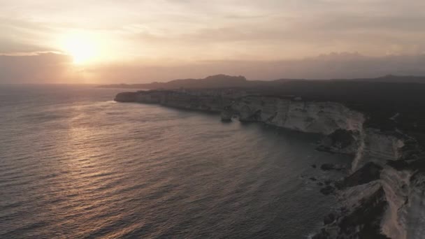 Bonifacios岩石、自然、海洋和水的海落空中景观。夏天的橙色落日,大海,波浪,自然,地平线,海洋植被.日落时海浪在白崖上冲撞 — 图库视频影像