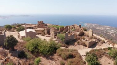 Dağ tepesinin tepesindeki küçük kayalık bir şehrin havadan görünüşü. Modern şehrin kıyı şeridinde. Ortaçağ ufalanan köyünün, şehrin göz bebekleri.