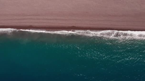 Flygfoto över solnedgångarna över havet.Vackra havsvågor.Naturlig rosa sand och fantastiska havet.Sommar solnedgång havsutsikt. Strandsolnedgångar i Atlanten. Vattenstruktur. Ovanifrån av de fantastiska naturliga solnedgångarna — Stockvideo