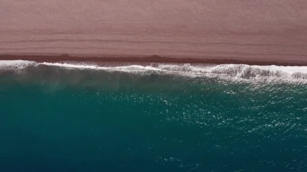 Vista aérea do pôr-do-sol sobre o mar.Belas ondas do mar.Areia rosa natural e mar incrível.Marina do pôr-do-sol de verão. Pôr do sol da praia do Oceano Atlântico. Textura da água. Vista superior do fantástico pôr-do-sol natural — Vídeo de Stock