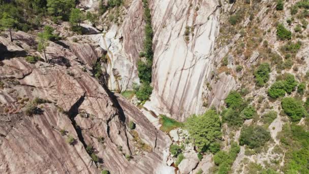 Luchtfoto van kleine waterval, natuurlijk zwembad, bomen op de witte rots.Drone standpunt van de karakteristieke waterval in Corsica.Zonnige zomerdag — Stockvideo