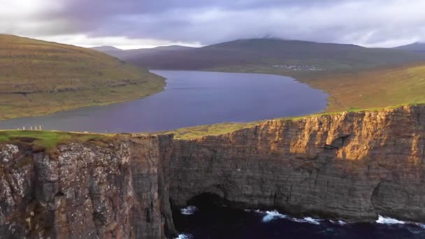 Vista aerea di scogliera coperta di erba, mare blu, sole, nuvole — Video Stock