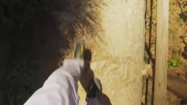 Erkek ayağı dışarıda yürüyor. Kamera sadece patika boyunca yürüyen adamın bacaklarını çeker. Gizli yerleri keşfetmek için yaz yolunda yürüyen bir turist.. 