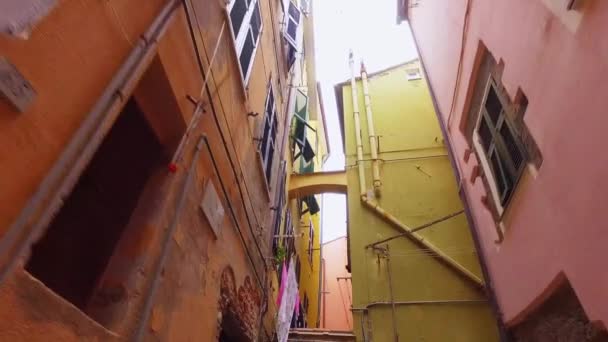 Cinque Terre 'de eski dar bir sokakta yürüyorum. Eski şehir, mimari, renkli evler, yaz aylarında dar sokaklar.. — Stok video