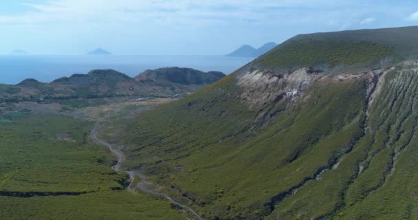 山坡上俯瞰全景,绿树成荫.在蓝天的背景下，青山和大海在夏日里 — 图库视频影像