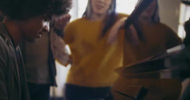 Bir grup arkadaş piyano çalıyor ve birlikte şarkı söylüyorlar. Şarkı söyleyen ve performans için çalan gençler