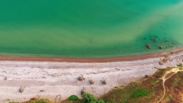 Aereo drone vista dall'alto verso il basso della spiaggia tropicale bianca, mare blu e verde, oceano, rocce. Aereo drone colpo di acqua di mare turchese in spiaggia. — Video Stock