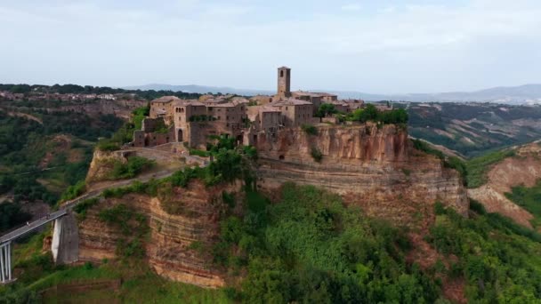 Luchtfoto van de middeleeuwse stad op de top van het plateau in de provincie Viterbo, Lazio. Onderdeel van een serie, luchtfoto 's van oude stad en middeleeuws gebouw in een zonnige zomerdag. — Stockvideo