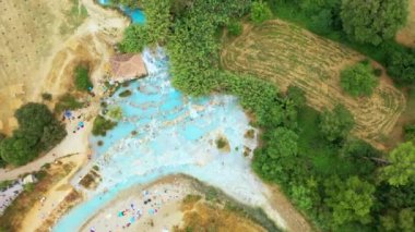 Toskana, İtalya 'daki doğal banyonun havadan görünüşü. Sıcak kristal kaplıca suyu. Saturnia 'da şelaleli doğal kaplıca, Saturnia' da sıcak su kaplıcaları, Grosseto, Toskana. Güzel panoramik çekim.