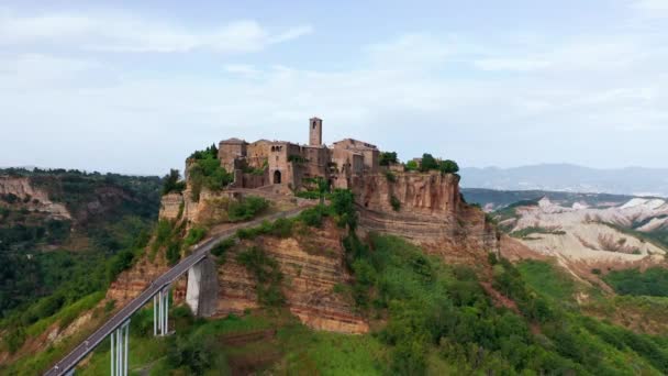 Vista aérea de la ciudad medieval en la cima de la meseta en la provincia de Viterbo, Lazio. Parte de una serie, vista aérea de la antigua ciudad y el edificio medieval en un día soleado de verano. — Vídeo de stock