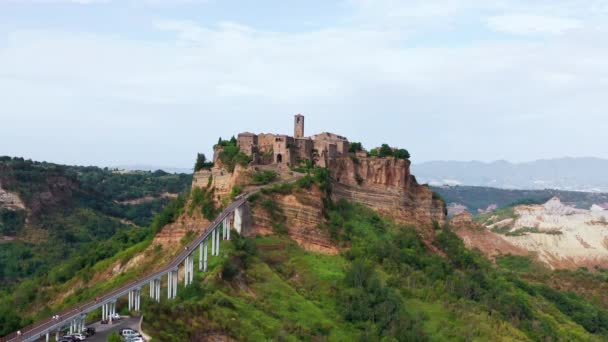 Vista aérea de la ciudad medieval en la cima de la meseta en la provincia de Viterbo, Lazio. Parte de una serie, vista aérea de la antigua ciudad y el edificio medieval en un día soleado de verano. — Vídeos de Stock