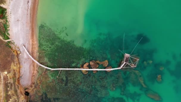 Drone aéreo vista de cima para baixo da praia branca tropical, mar azul e verde, oceano, rochas. Drone vista aérea tiro de água do mar azul-turquesa na praia. — Vídeo de Stock