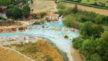Toskana, İtalya 'daki doğal banyonun havadan görünüşü. Sıcak kristal kaplıca suyu. Saturnia 'da şelaleli ve sıcak kaplıcalı Saturnia termal banyoları, Grosseto, Toskana. Güzel panoramik çekim.