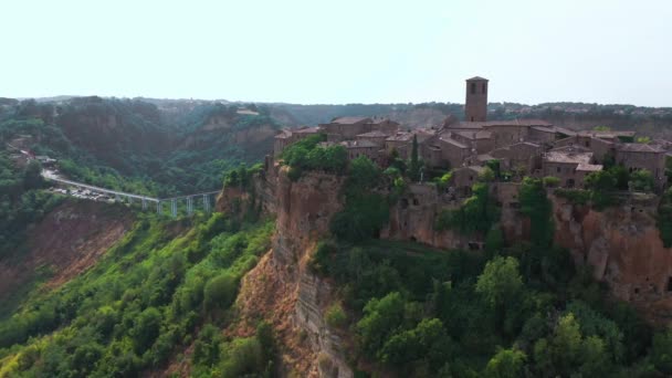 Luchtfoto van de middeleeuwse stad op de top van het plateau in de provincie Viterbo, Lazio. Onderdeel van een serie, luchtfoto 's van oude stad en middeleeuws gebouw in een zonnige zomerdag. — Stockvideo