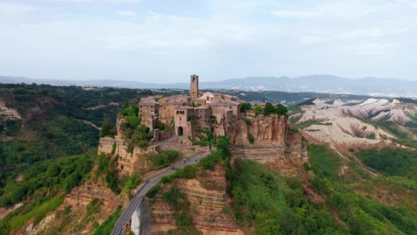 Vista aérea de la ciudad medieval en la cima de la meseta en la provincia de Viterbo, Lazio. Parte de una serie, vista aérea de la antigua ciudad y el edificio medieval en un día soleado de verano. — Vídeo de stock