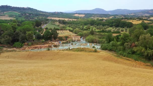 Veduta aerea del bagno naturale in Toscana, Italia. Acqua calda cristallina di spa. Terme naturali di Saturnia con cascate e sorgenti termali alle Terme di Saturnia, Grosseto, Toscana. Bel colpo panoramico. — Video Stock