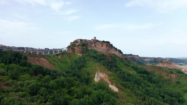 Vista aérea de la ciudad medieval en la cima de la meseta en la provincia de Viterbo, Lazio. Parte de una serie, vista aérea de la antigua ciudad y el edificio medieval en un día soleado de verano. — Vídeo de stock