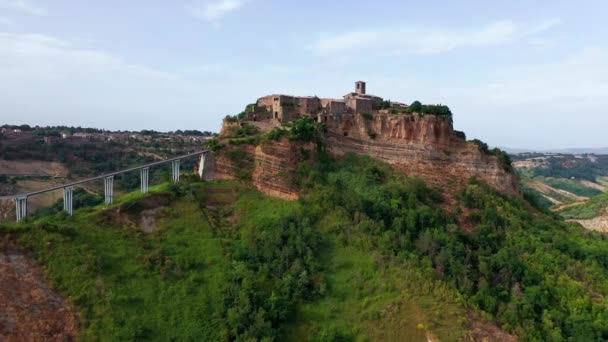 Vista aérea de la ciudad medieval en la cima de la meseta en la provincia de Viterbo, Lazio. Parte de una serie, vista aérea de la antigua ciudad y el edificio medieval en un día soleado de verano. — Vídeos de Stock