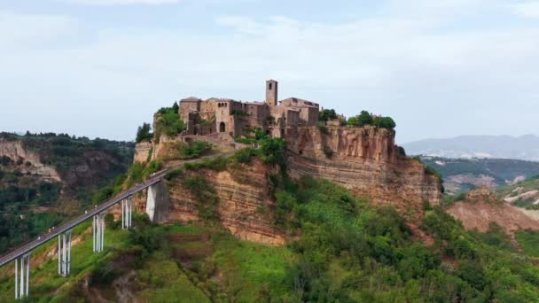 Aerial view of medieval town on top of plateau in Viterbo province, Lazio. Part of a series, aerial view of ancient city and medieval building in a sunny summer day. — Stock Video