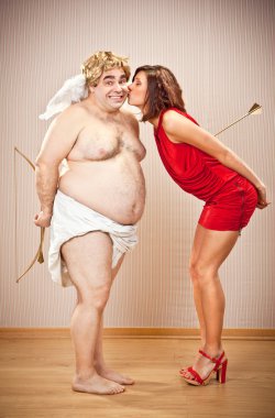 mutlu utangaç cupid Sevgililer günü için güzel aşk kadın tarafından öpücük