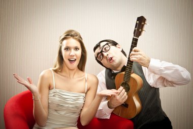 İnek adam erkek arkadaşı için Sevgililer günü için ukulele aşk şarkı çal