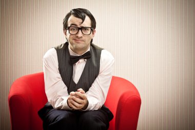 İnek adam kırmızı koltukta beklemek