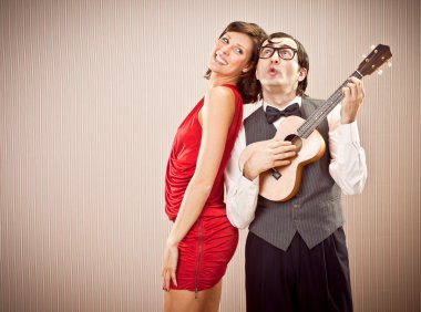inek erkek adam güzel kadına aşık ukulele ile Sevgililer günü için serenat şarkı çal