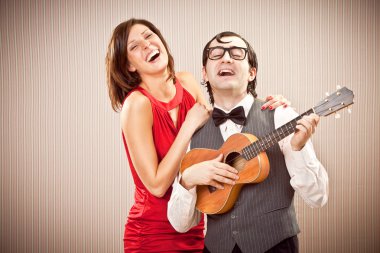 inek erkek adam güzel kadına aşık ukulele ile Sevgililer günü için serenat şarkı çal