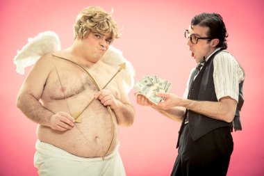 İnek adam gözlük anlaşma aşk yay ve ok cupid Sevgililer günü için para ile
